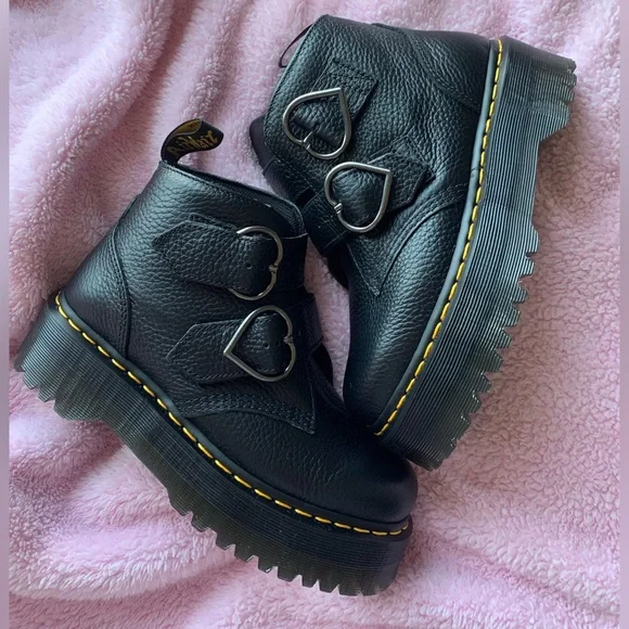 Womens Dr. Martens Devon Hearts Quad Boot - Black SIZE 8 - Picture 1 of 6